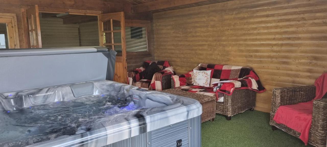 Grace's Place With Hot Tub & Games Holiday home